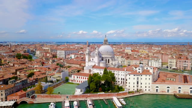 aerial-footage-of-city-centre-of-Venice,-Italy