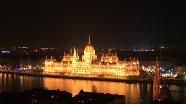 Parlament-von-Budapest-Ungarn-beleuchtet-in-der-Nacht-in-4K.-Schöne-Europäische-Architektur