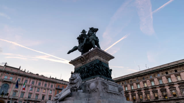 Lapso-de-tiempo-de-Milán-Italia-4K,-ciudad-horizonte-timelapse-atardecer-en-estatua-de-Vittorio-Emanuele-II