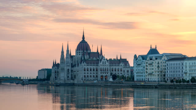 Lapso-de-tiempo-Budapest-Hungría-4K,-ciudad-horizonte-sunrise-timelapse-en-el-Parlamento-húngaro-y-río-Danubio