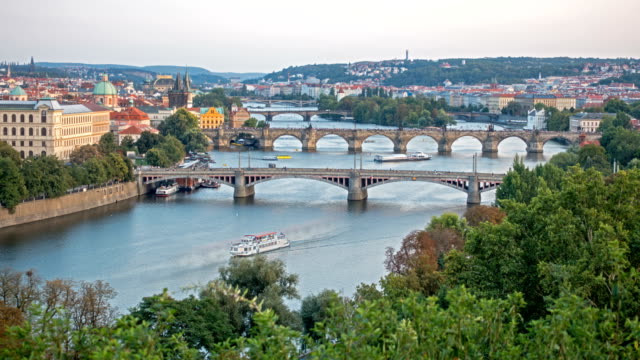 Puentes-de-Praga-incluyendo-el-famoso-puente-de-Carlos-sobre-el-río-Vitava-Checo-al-atardecer---lapso-de-tiempo.-día-a-la-noche.-,-Europa