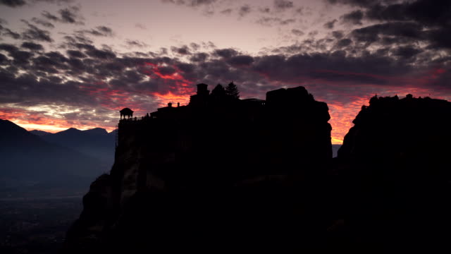 Sonnenuntergang-über-Varlaam-Kloster-in-Meteora,-Griechenland