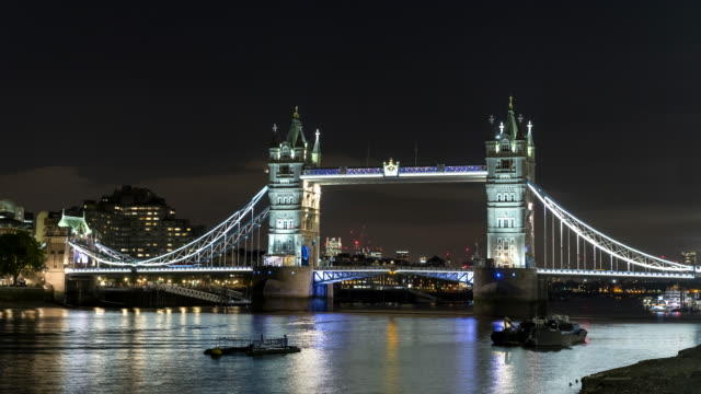 Nacht-Zeitraffer-der-Tower-Bridge-vom-Südufer-der-Themse-in-london