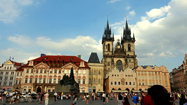 La-gótica-iglesia-de-madre-de-Dios-delante-de-Tyn-en-la-Plaza-de-ciudad-vieja-en-Praga