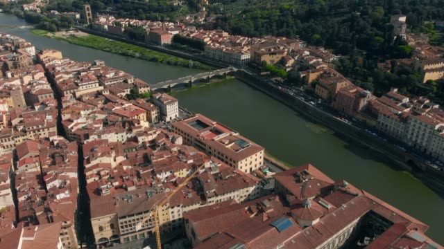 Vista-aérea-de-Florencia,-Italia,-Miguel-Ángel-cuadrado-vista-aérea,-Río-de-Arno-y-puentes-4K