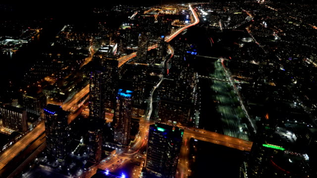 Timelapse-Vista-aérea-de-tráfico-en-Toronto,-Canadá-por-la-noche