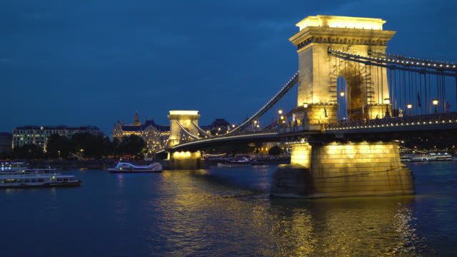 Budapest,-Ungarn.-Panoramablick-auf-die-Donau-und-in-der-Nacht-beleuchtete-Kettenbrücke