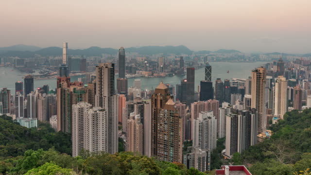 Hong-Kong,-China,-Timelapse---weiten-Winkel-Sonnenuntergang-vom-Suicide-Cliff-aus-gesehen