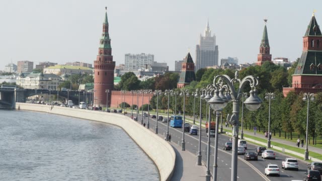 tráfico-de-vehículos-en-terraplén-de-Kremlin-en-Moscú