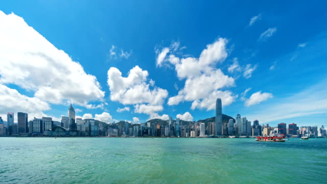 Timelapse-del-Panorama-de-Hong-Kong.-Centro-de-la-ciudad-y-puerto-de-Victoria.-Distrito-financiero-de-ciudad-inteligente.-Rascacielos-y-altos-edificios.-Vista-panorámica-al-mediodía.
