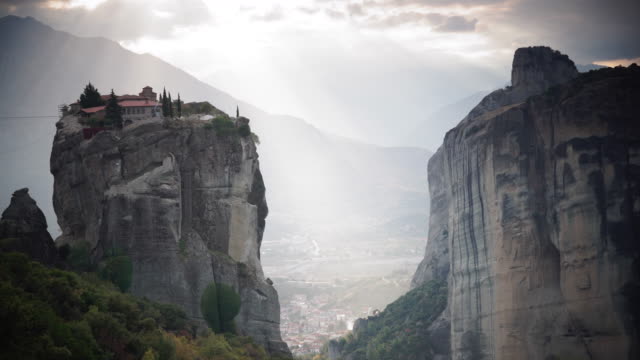 Clouds-and-sunlight-over-Trinity-monastery-in-Meteora,-Greece