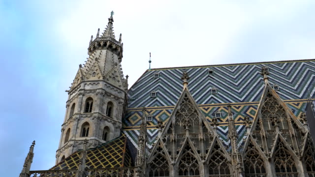 Incline-hacia-abajo-la-vista-lateral-de-la-Catedral-de-San-Esteban-en-Viena,-austria