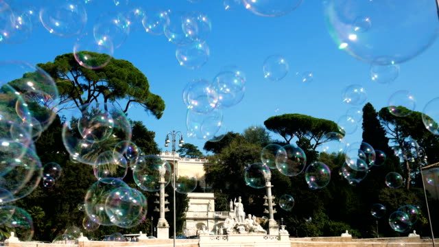 Seifenblasen-auf-der-Piazza-del-Popolo,-Rom