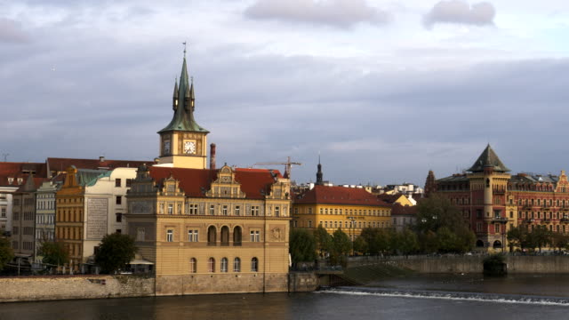 antiguas-obras-hidráulicas-de-la-ciudad-junto-al-río-Moldava-desde-el-puente-de-charles-en-Praga