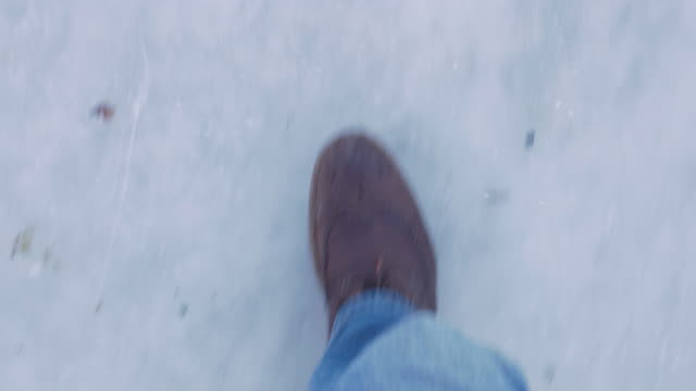Schuhe,-die-zu-Fuß-auf-Schnee