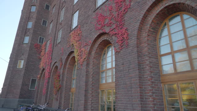 La-pared-de-ladrillo-edificio-Ayuntamiento-de-Estocolmo-Suecia