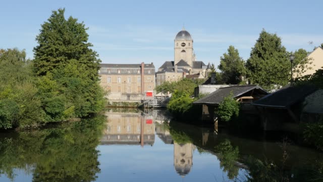 Inclinación-en-Notre-Dame-de-Alencon-Basílica-inferior-Normandía-Francia-río-Sarthe-día-a-día