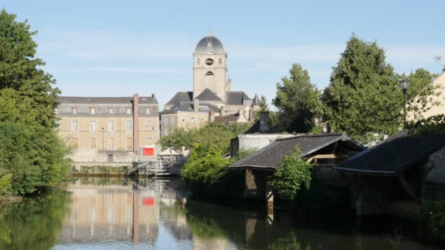 Notre-Dame-de-Alencon-basilique-baje-Normandía-Francia-en-Sarthe-río-por-el-día