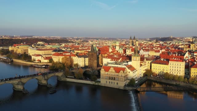 Vista-panorámica-desde-arriba-de-la-ciudad-vieja-de-Praga,-vista-aérea-de-la-ciudad,-vista-desde-arriba-a-Praga,-vuelo-sobre-la-ciudad,-top-view,-Moldava,-el-puente-de-Carlos.-Praga,-República-Checa