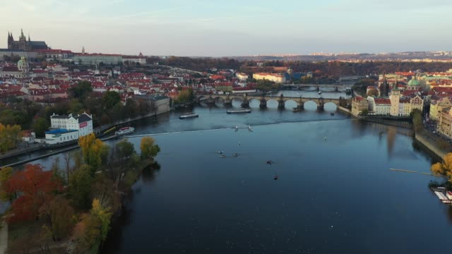 Blick-von-oben-auf-die-Prager-Altstadt,-Luftbild-der-Stadt,-Blick-von-oben-über-Prag,-Flug-über-die-Stadt,-top-Aussicht,-Moldau,-Karlsbrücke.-Prag,-Tschechien