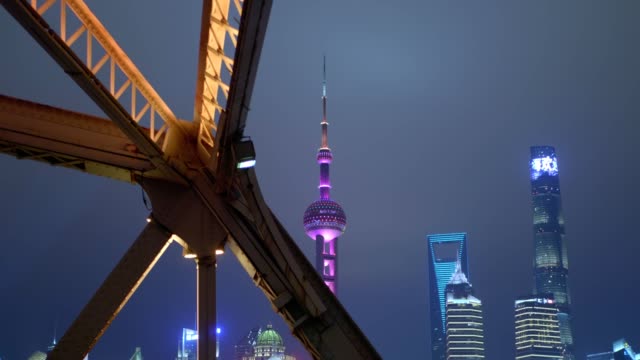 Nightime-view-from-the-Bund-over-Lujiazui-in-Pudong-distric-in-Shanghai,-China.