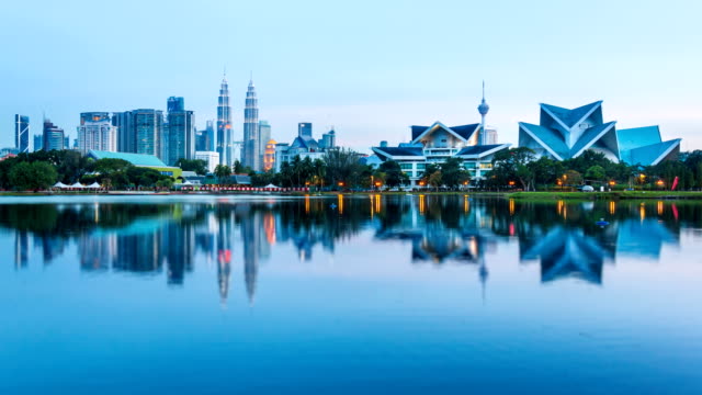 Tag-zur-Nacht-Kuala-Lumpur-Stadtbild-von-Malaysia-4K-Zeitraffer-(Neigung-bis)