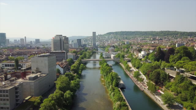 antena-junto-al-río-de-centro-de-ciudad-de-zurich-de-día-soleado-panorama-4k-Suiza