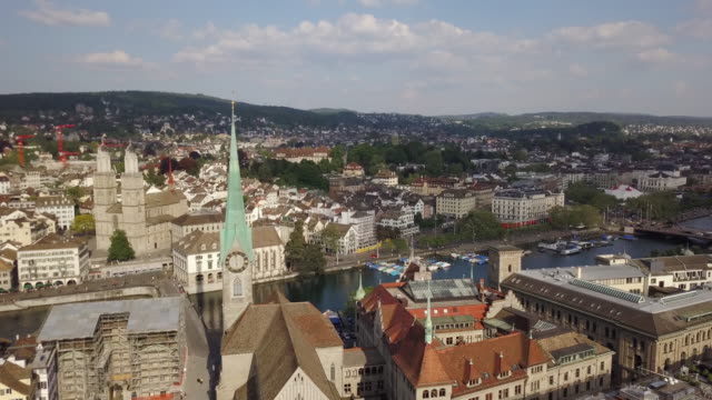 sonnigen-Tag-Zürich-Zentrum-berühmten-zentralen-Stadtteil-am-Fluss-Antenne-Panorama-4k-Schweiz