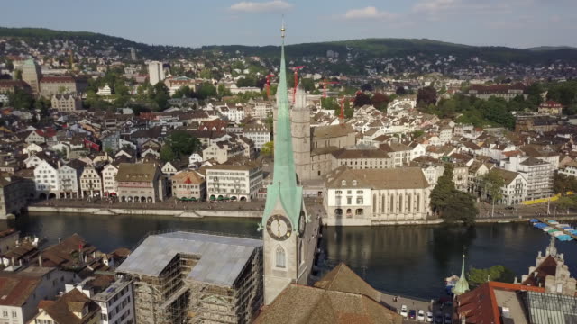 sonnigen-Tag-Zürich-Zentrum-berühmten-zentralen-Stadtteil-am-Fluss-Antenne-Panorama-4k-Schweiz