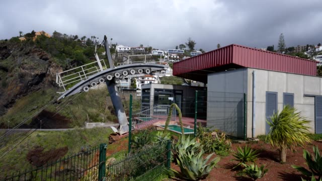Teleférico-en-Madeira-con-cactus-en-primer-plano-un-día-muy-ventoso