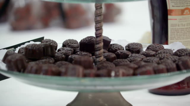 Montón-de-pequeños-caramelos-de-chocolate-en-el-recipiente