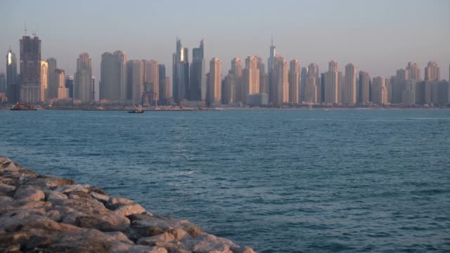 Vista-del-skyline-de-Dubai-desde-el-mar