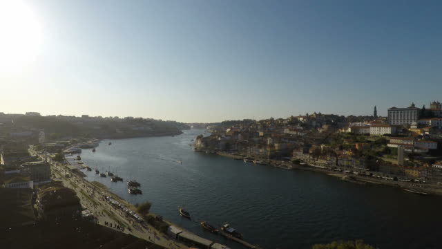 an-einem-sonnigen-Tag-Fluss-Douro-in-porto