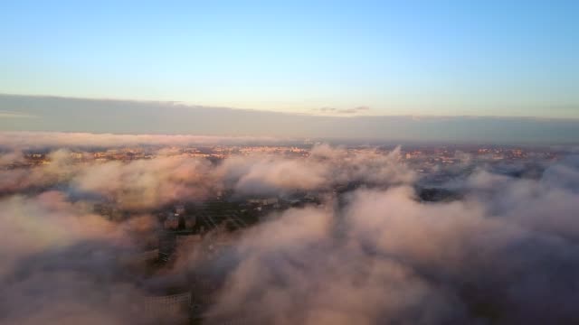 Nubes-volando-sobre-la-ciudad-durante-el-atardecer.