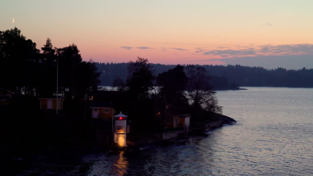 Ein-kleiner-Leuchtturm-am-Rande-der-Insel-in-Stockholm-Schweden