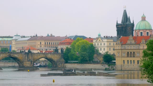 paisaje-tranquilo-en-la-ciudad-de-Praga-en-primavera-nublada,-Moldava,-puente-Carlos