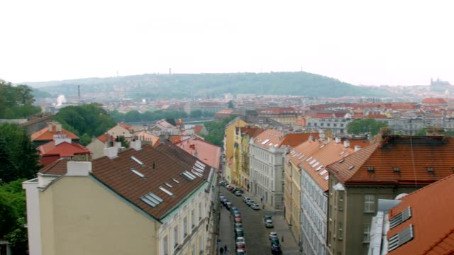 horizontalen-Panorama-der-roten-Dächer-der-alten-Gebäude-in-den-alten-Bereichen-von-Prag