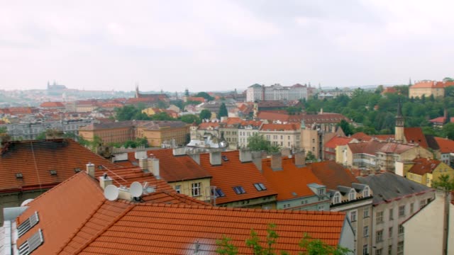 Panoramablick-über-die-roten-Dächer-von-Altbauten-in-alten-Gebiete-von-Prag-zu-beruhigen
