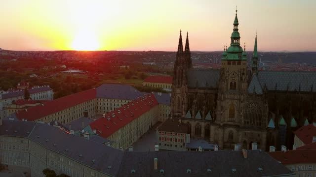 Impresionante-vista-aérea-de-la-ciudad-de-Praga-desde-arriba.