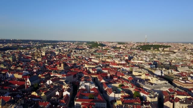 Impresionante-vista-aérea-de-la-ciudad-de-Praga-puente-de-Carlos-desde-arriba.