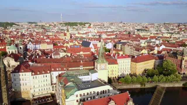 Schöne-Antenne-Panoramablick-über-die-Stadt-Prag-von-oben