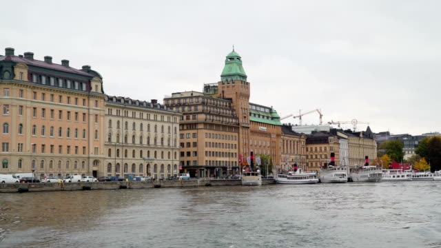 Der-Palast-auf-der-Seite-der-Hafen-in-Stockholm-Schweden