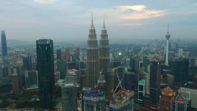Sonnenuntergangszeit-Beleuchtung-Kuala-Lumpur-Stadtzentrum-Antenne-Panorama-4k-Malaysia
