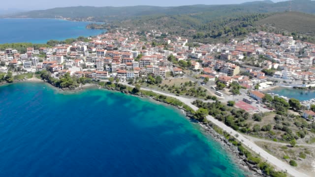 Luftbild-Drohne-über-blauen-Meerwasser-auf-der-Küste-von-Neos-Marmaras