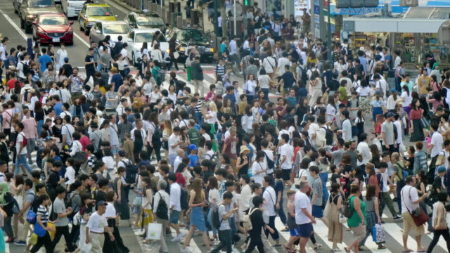 un-montón-de-gente-en-Tokio-área-de-shibuya