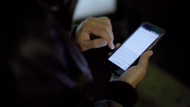Hombre-adulto-smartphone-redes-en-ciudad-de-la-noche