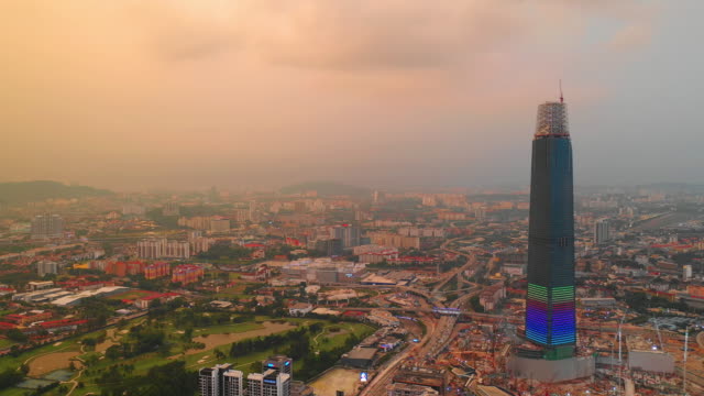 Sunset-Kuala-Lumpur-centro-megatall-construcción-tráfico-carretera-panorama-aéreo-timelapse-4k-Malasia