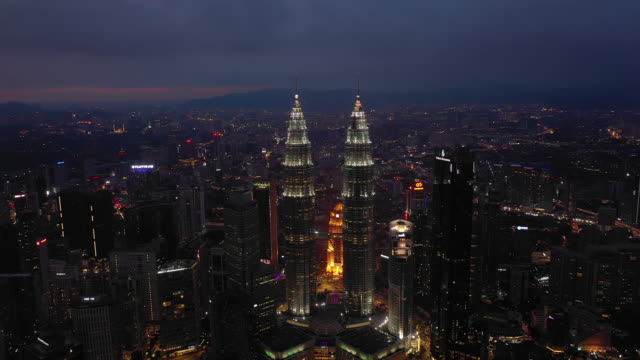 Nachtbeleuchtung-Kuala-lumpur-Innenstadt-Luft-Panorama-zeitelapse-4k-malaysia