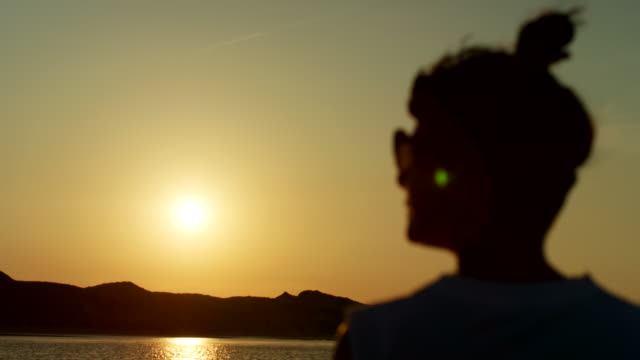 Silueta-de-mujer-oro-puesta-de-sol-en-la-playa