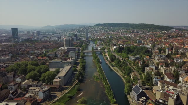 soleado-día-Zurich-centro-ciudad-río-panorama-aéreo-4k-Suiza